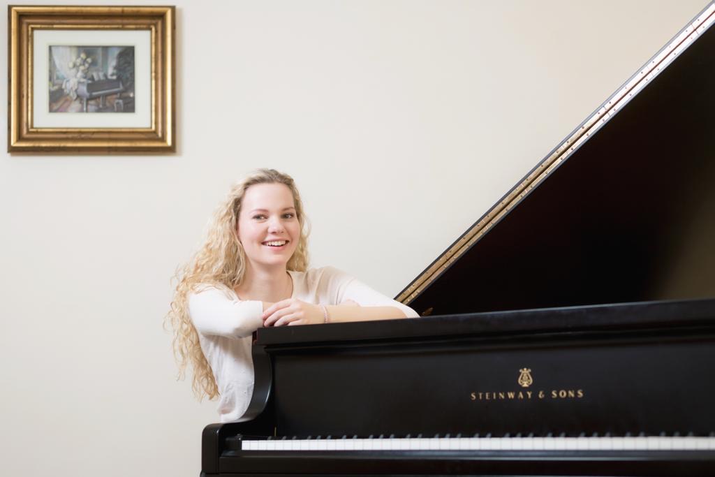 Julia Burmeister am Klavier